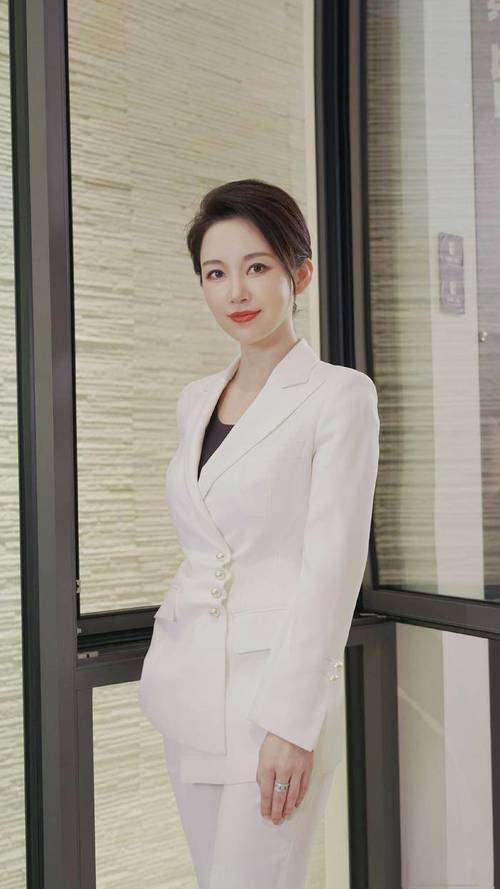 呂帥希裁判服_中國(guó)斯諾克美女裁判呂帥希圖片_中式臺(tái)球美女裁判