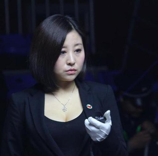 中國(guó)斯諾克美女裁判呂帥希圖片_中式臺(tái)球美女裁判_呂帥希裁判服